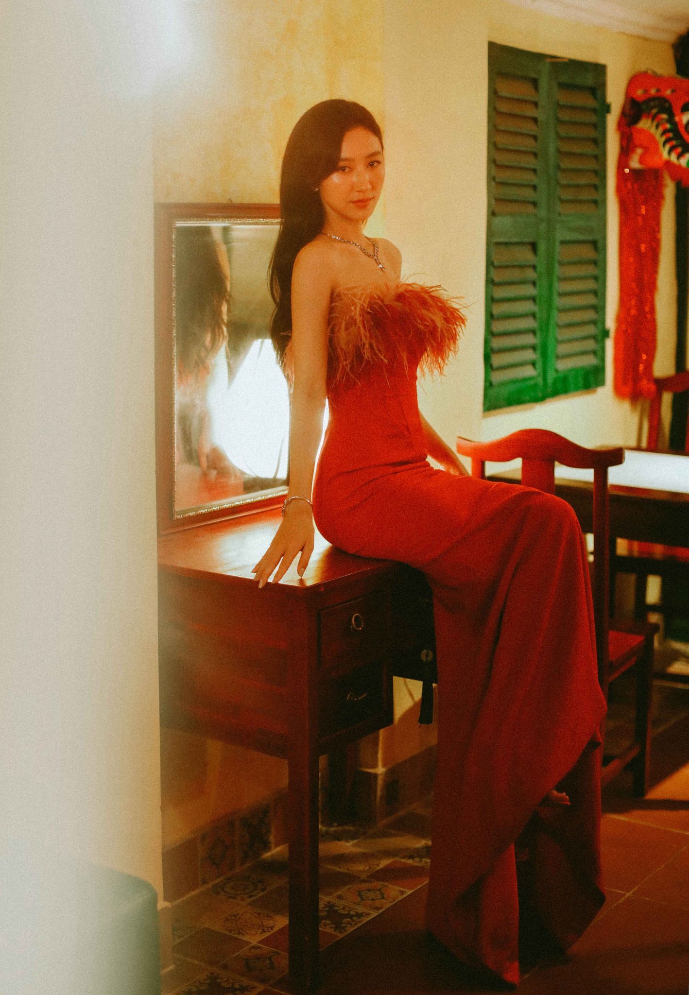 Á hậu Hà Thu nóng bỏng với váy xẻ hông táo bạo - Ảnh 5.