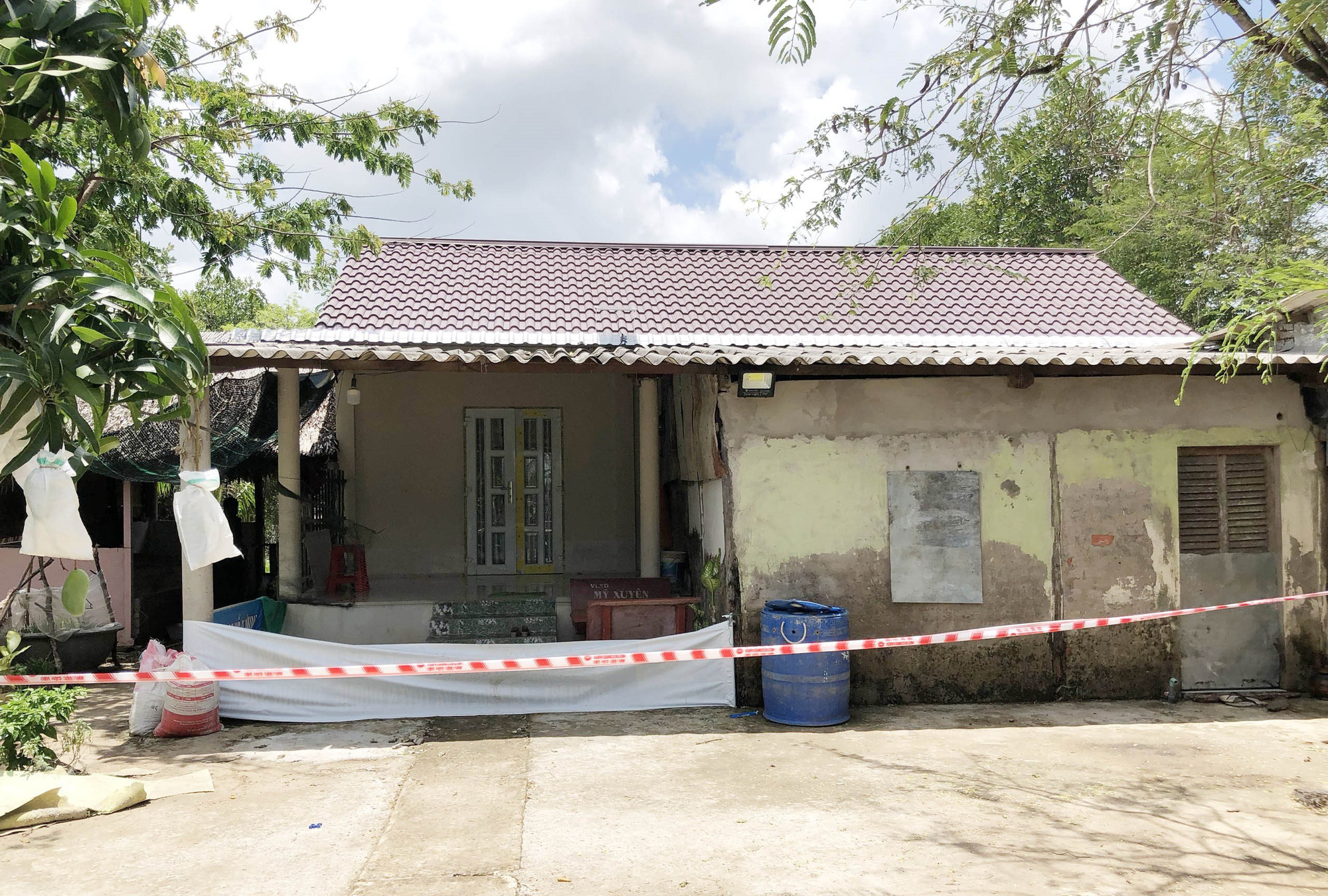 Nghi can sát hại 3 người trong gia đình ở Cà Mau bị thương rất nặng - Ảnh 2.