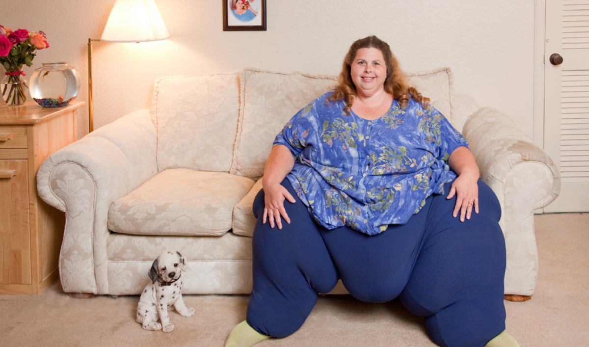Người phụ nữ béo nhất hành tinh nặng 302kg chỉ có thể đi lại bằng ...