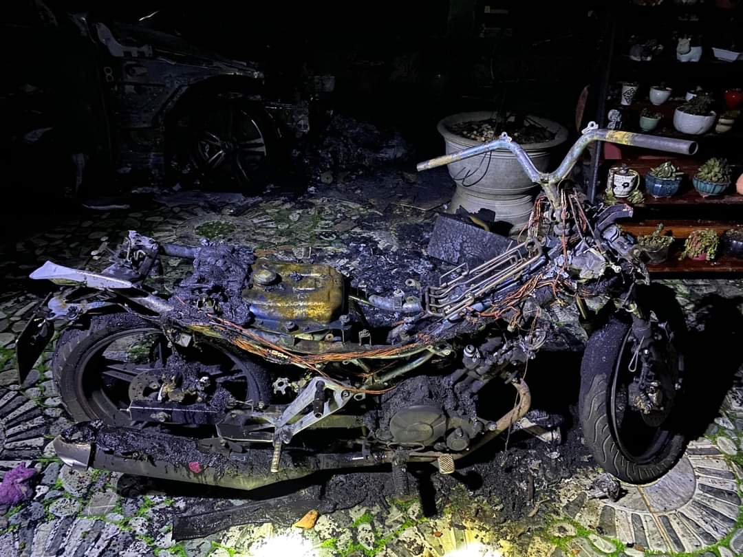 Quảng Trị: Cháy nhà trong đêm, ô tô sang và xe máy bị thiêu rụi