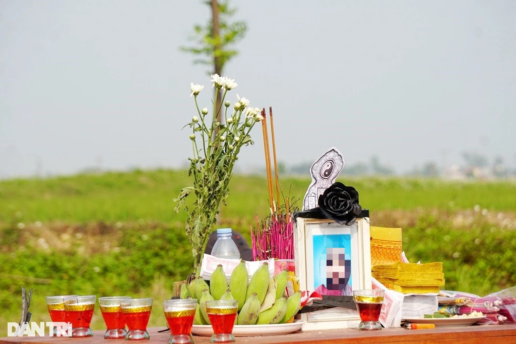 Tang thương cảnh một chiếc xe tang quay vòng đưa 5 nữ sinh ra nghĩa trang - Ảnh 4. Tang thương cảnh một chiếc xe tang quay vòng đưa 5 nữ sinh ra nghĩa trang - Ảnh 4.