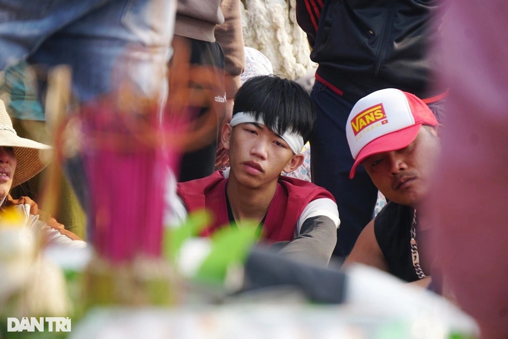 Tang thương cảnh một chiếc xe tang quay vòng đưa 5 nữ sinh ra nghĩa trang - Ảnh 7. Tang thương cảnh một chiếc xe tang quay vòng đưa 5 nữ sinh ra nghĩa trang - Ảnh 7.