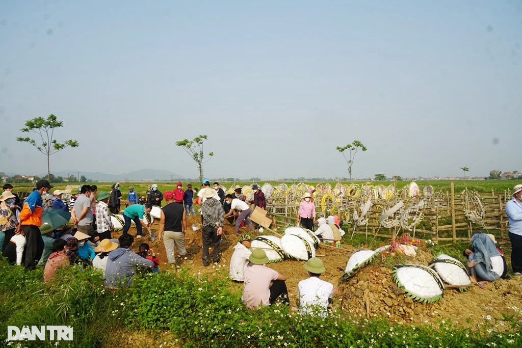 Tang thương cảnh một chiếc xe tang quay vòng đưa 5 nữ sinh ra nghĩa trang - Ảnh 2. Tang thương cảnh một chiếc xe tang quay vòng đưa 5 nữ sinh ra nghĩa trang - Ảnh 2.