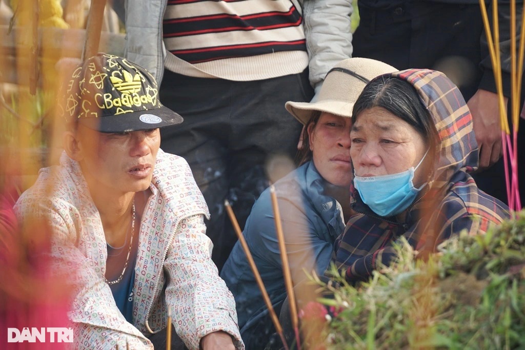 Tang thương cảnh một chiếc xe tang quay vòng đưa 5 nữ sinh ra nghĩa trang - Ảnh 6. Tang thương cảnh một chiếc xe tang quay vòng đưa 5 nữ sinh ra nghĩa trang - Ảnh 6.