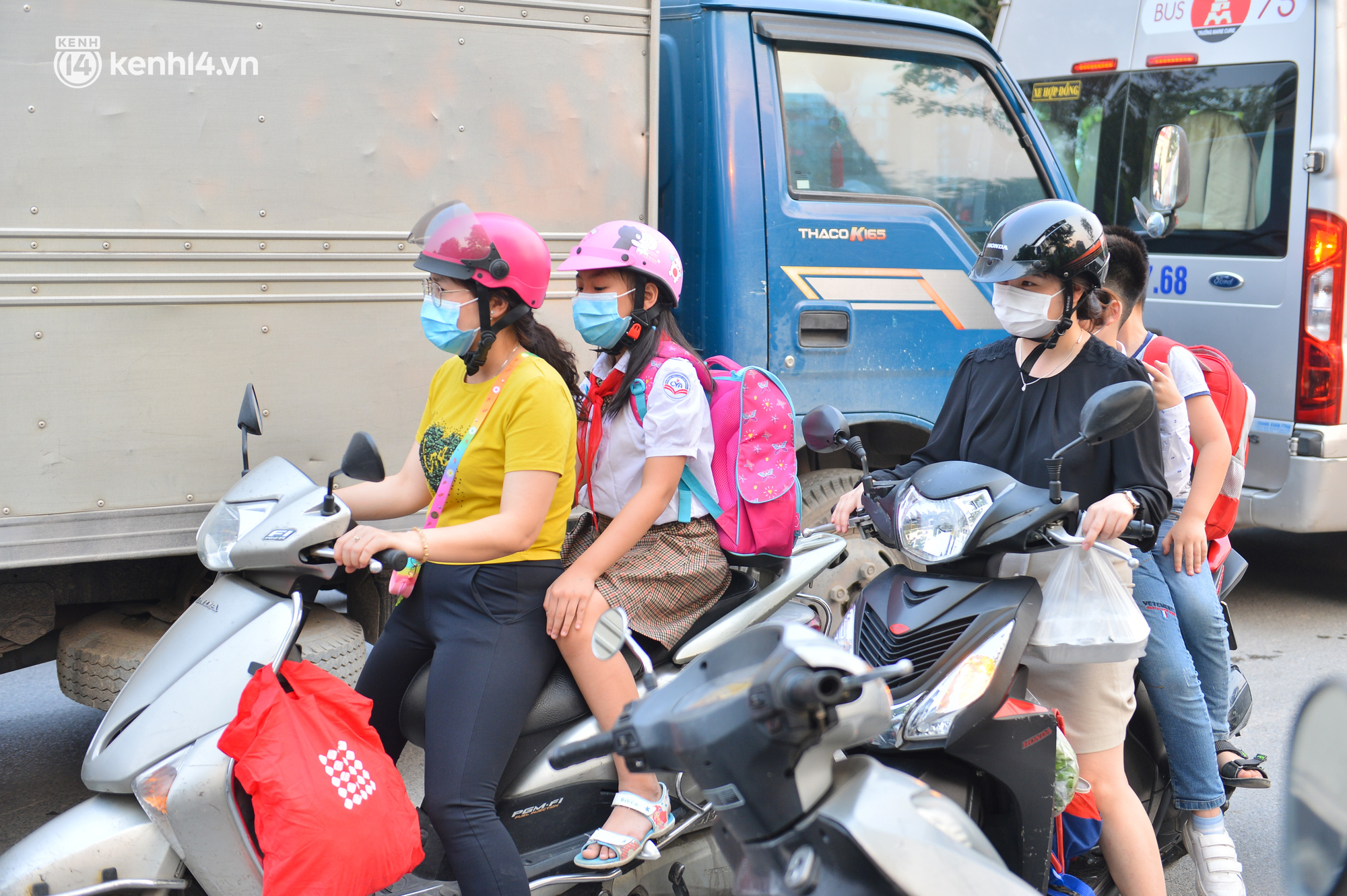 Ảnh: Ngày đầu học sinh lớp 1-6 ở Hà Nội tan trường, đường phố tắc cứng hàng trăm mét - Ảnh 3.