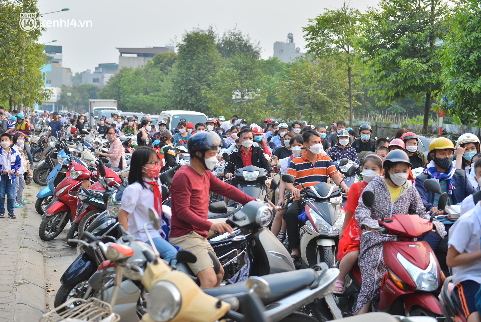 Ảnh: Ngày đầu học sinh lớp 1-6 ở Hà Nội tan trường, đường phố tắc cứng hàng trăm mét - Ảnh 2.