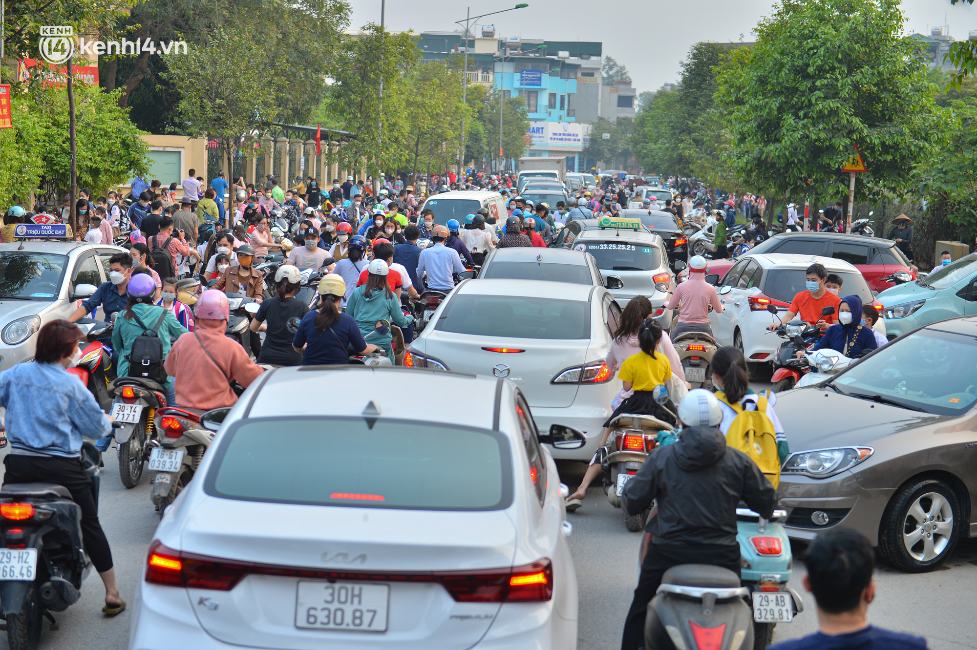 Ảnh: Ngày đầu học sinh lớp 1-6 ở Hà Nội tan trường, đường phố tắc cứng hàng trăm mét - Ảnh 1.