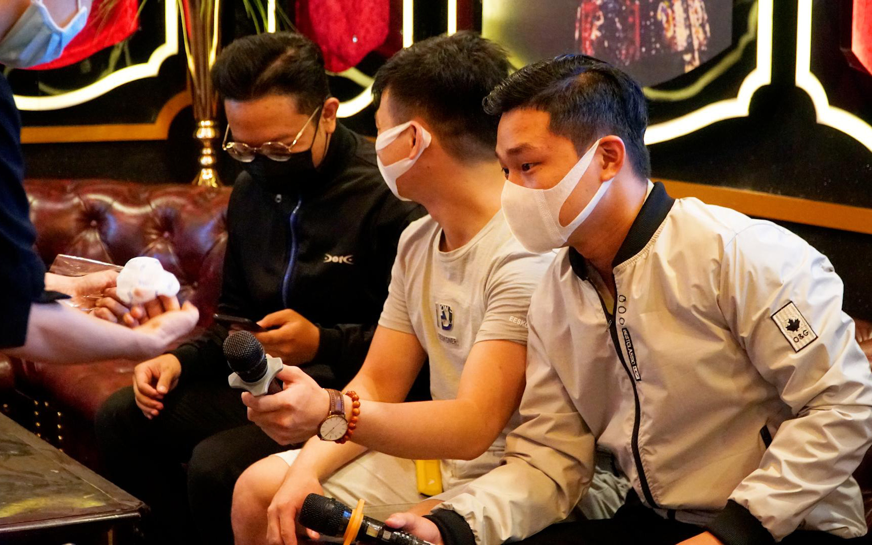 Từ 0h ngày 8/4, quán karaoke, massage, bar ở Hà Nội chính thức được hoạt động trở lại