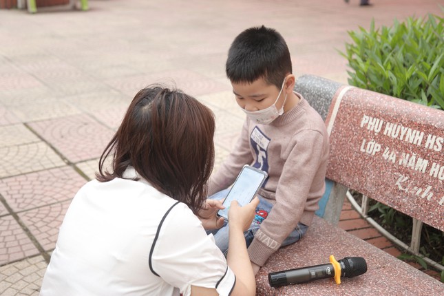 Hi hữu một phụ huynh đưa con lớp 1 đến nhầm trường - Ảnh 1.