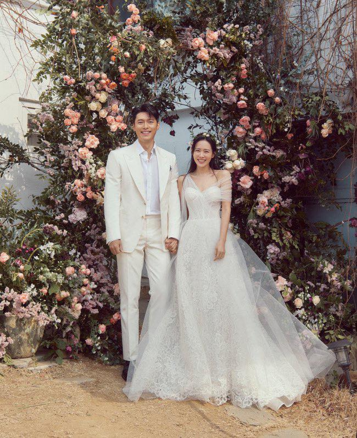 Cùng với Song Hye Kyo, nhiều người đẹp cũng từng diện thiết kế váy cưới của  Dior trong ngày trọn… | Dior wedding dresses, Celebrity wedding dresses,  Celebrity bride