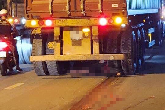 Người đàn ông bị xe container cán tử vong ở TP Thủ Đức - Ảnh 1. Người đàn ông bị xe container cán tử vong ở TP Thủ Đức - Ảnh 1.