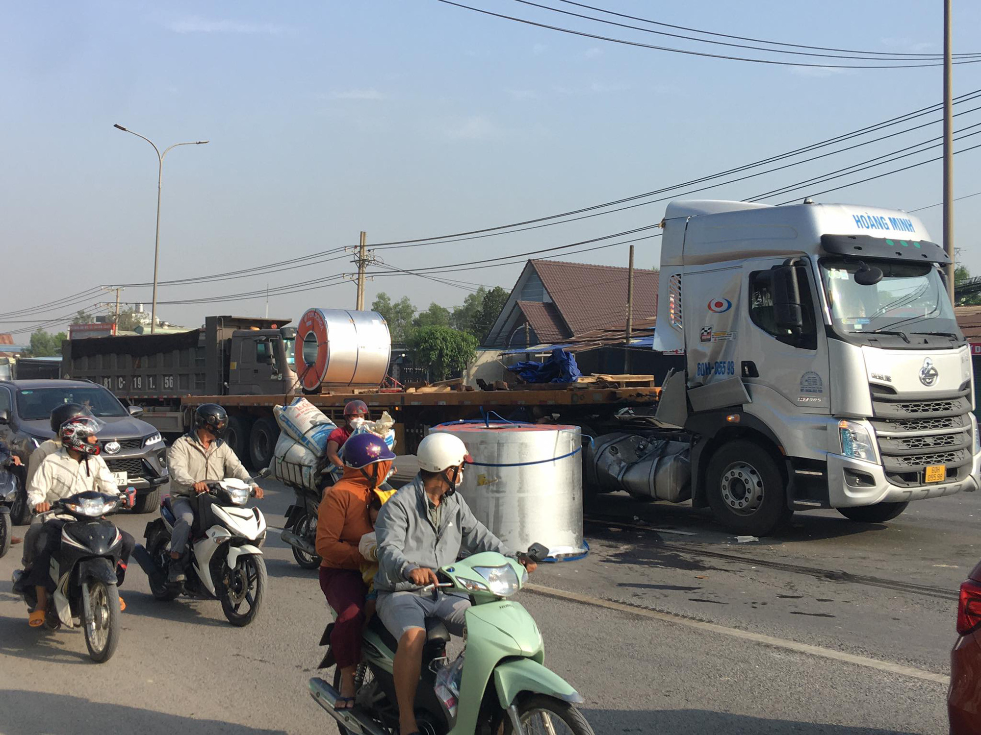 Ớn lạnh cuộn thép hàng chục tấn lao lên ca bin xe tải rồi rơi xuống đường - Ảnh 3.