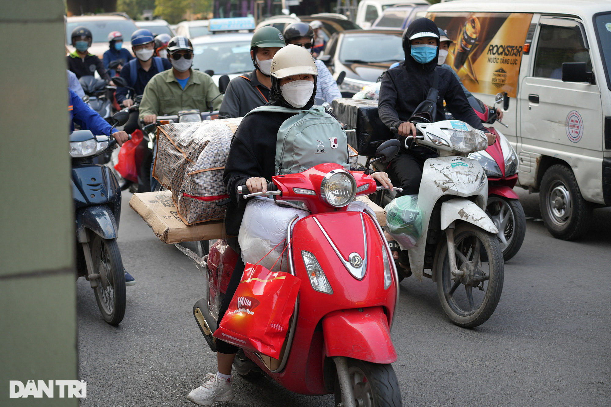 Giao thông cửa ngõ Hà Nội ùn tắc kéo dài trước kỳ nghỉ Giỗ Tổ Hùng Vương - Ảnh 8.