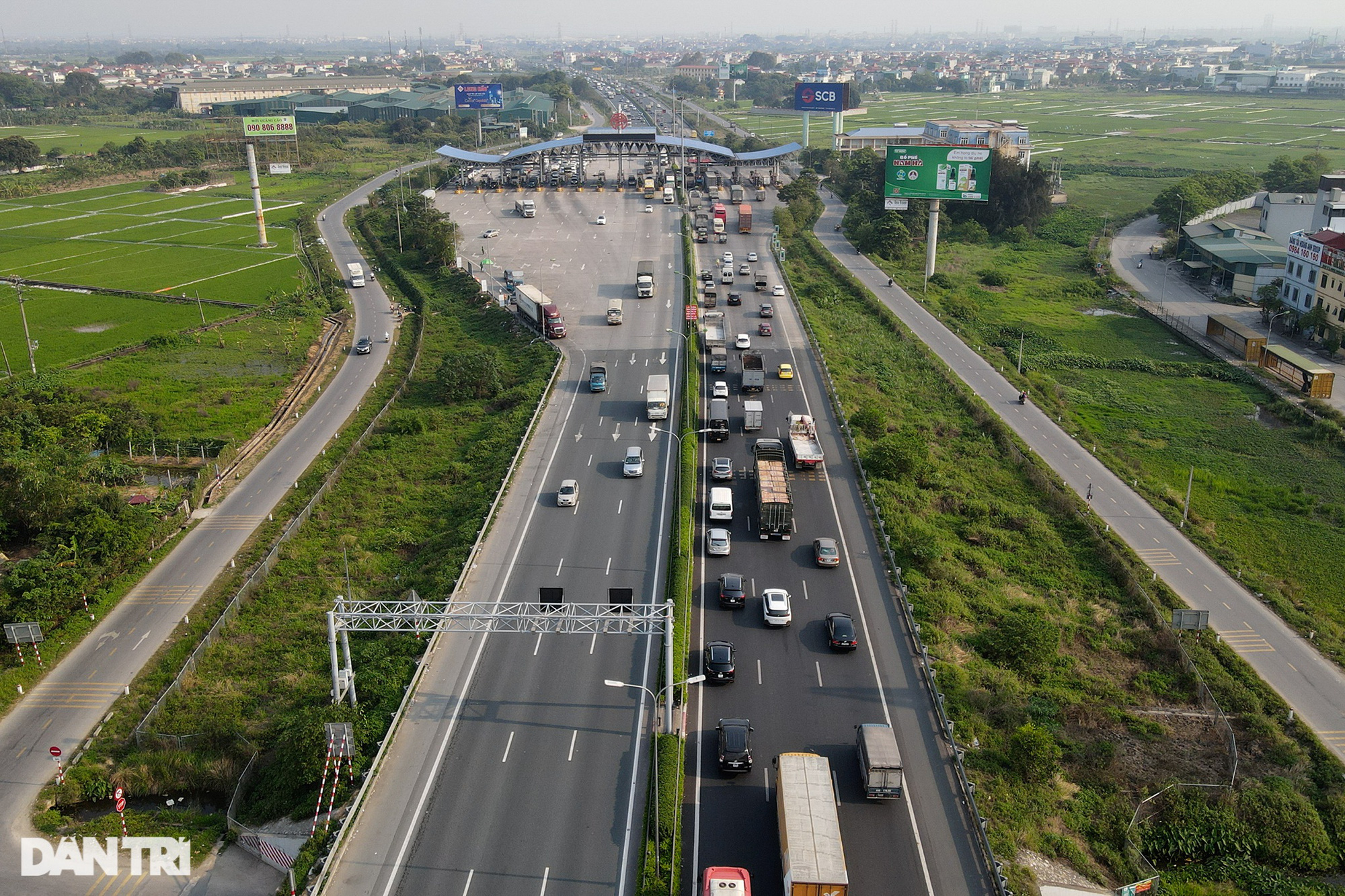 Giao thông cửa ngõ Hà Nội ùn tắc kéo dài trước kỳ nghỉ Giỗ Tổ Hùng Vương - Ảnh 1.