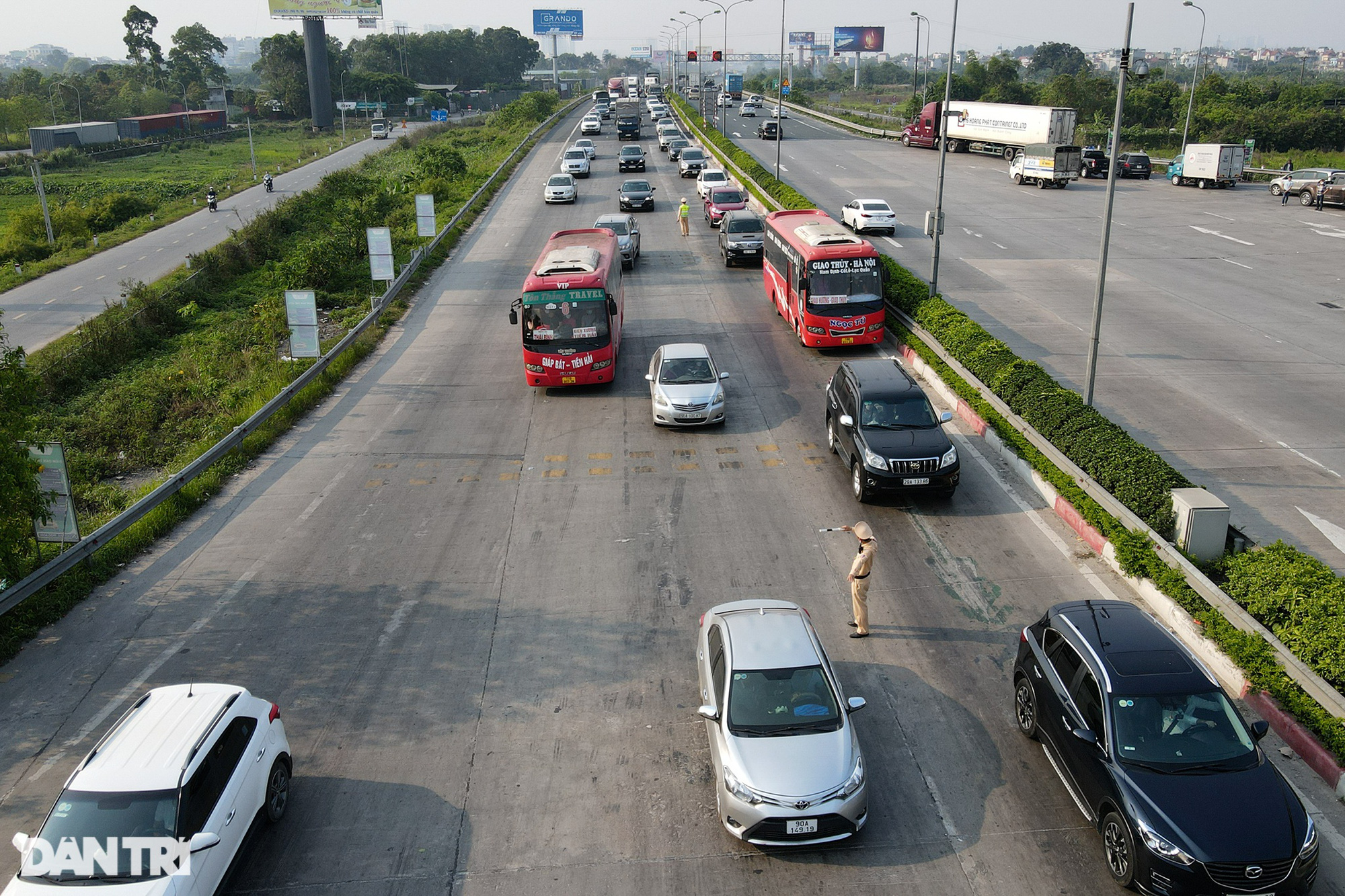 Giao thông cửa ngõ Hà Nội ùn tắc kéo dài trước kỳ nghỉ Giỗ Tổ Hùng Vương - Ảnh 3.