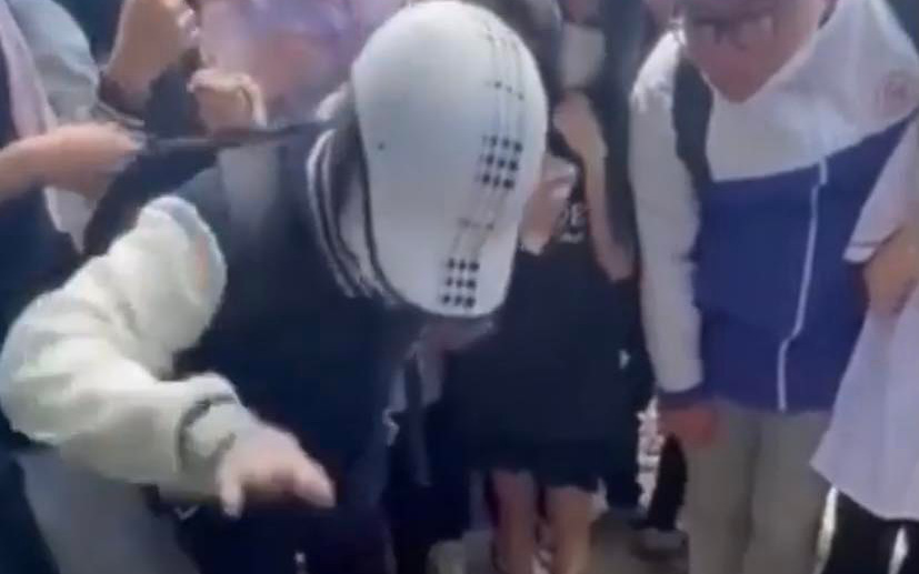 Xôn xao clip nữ sinh Thanh Hóa bị 'đánh hội đồng', bạn bè xung quanh hò reo cổ vũ
