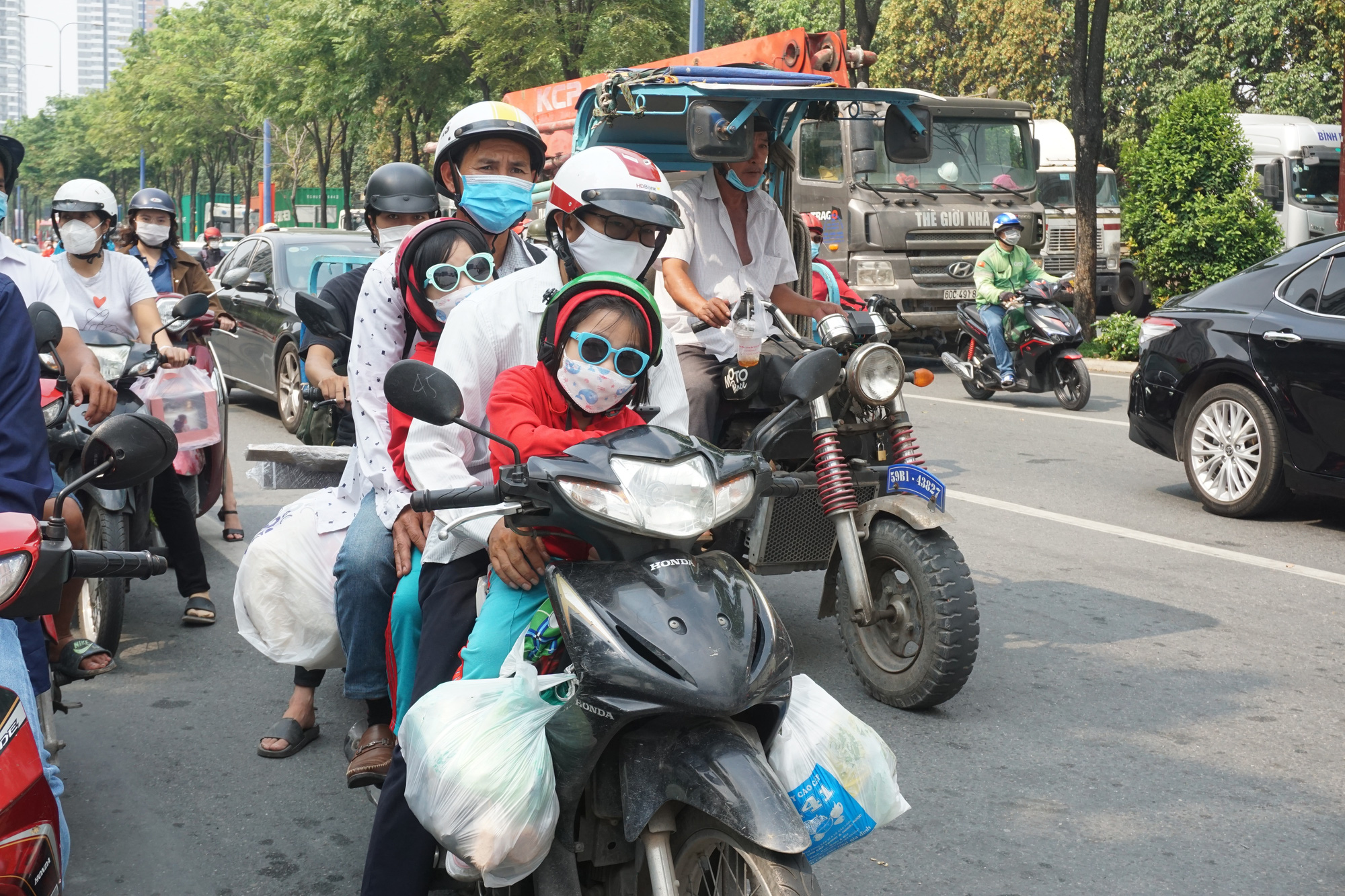 TP HCM: Kẹt xe tại bến xe, tuyến đường cửa ngõ ngày đầu nghỉ Lễ Giỗ Tổ Hùng Vương - Ảnh 3.