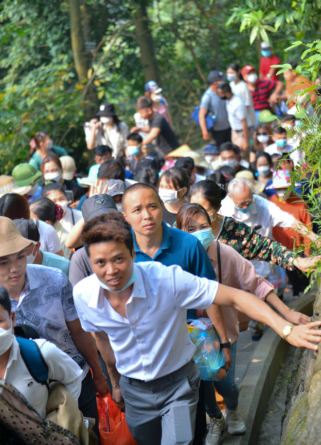 Ảnh: Hàng vạn du khách chen chân lên đền Hùng dâng hương dù chưa đến ngày chính lễ, nhiều em nhỏ mướt mồ hôi - Ảnh 4.