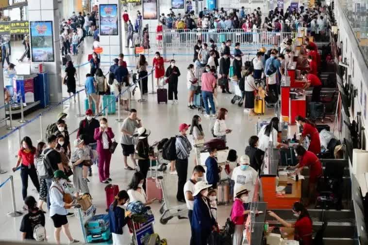 Sân bay Nội Bài, ga Hà Nội đón lượng khách cao kỷ lục dịp nghỉ lễ Giỗ tổ Hùng Vương - Ảnh 1.