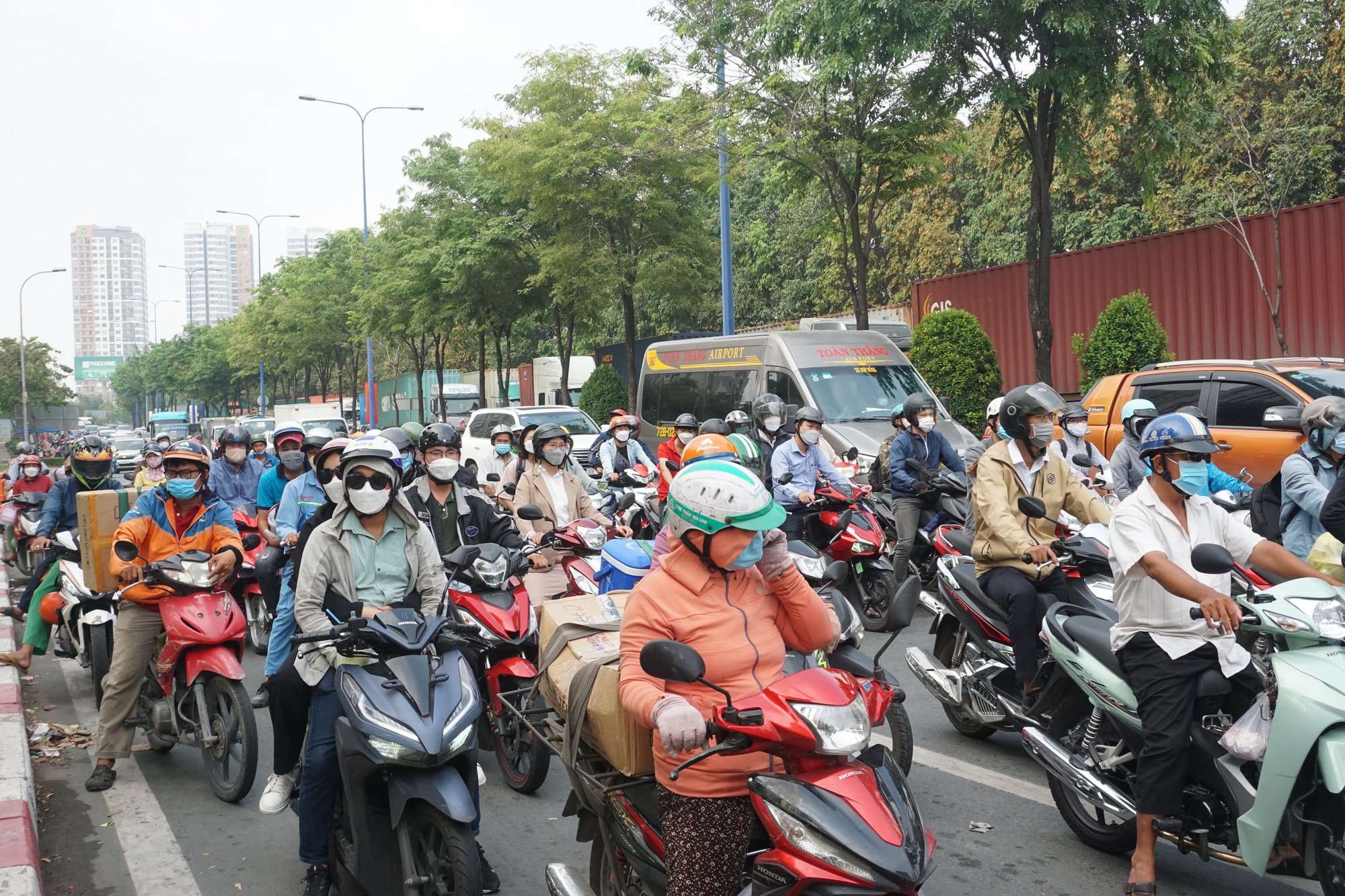 TP HCM: Kẹt xe tại bến xe, tuyến đường cửa ngõ ngày đầu nghỉ Lễ Giỗ Tổ Hùng Vương - Ảnh 2.