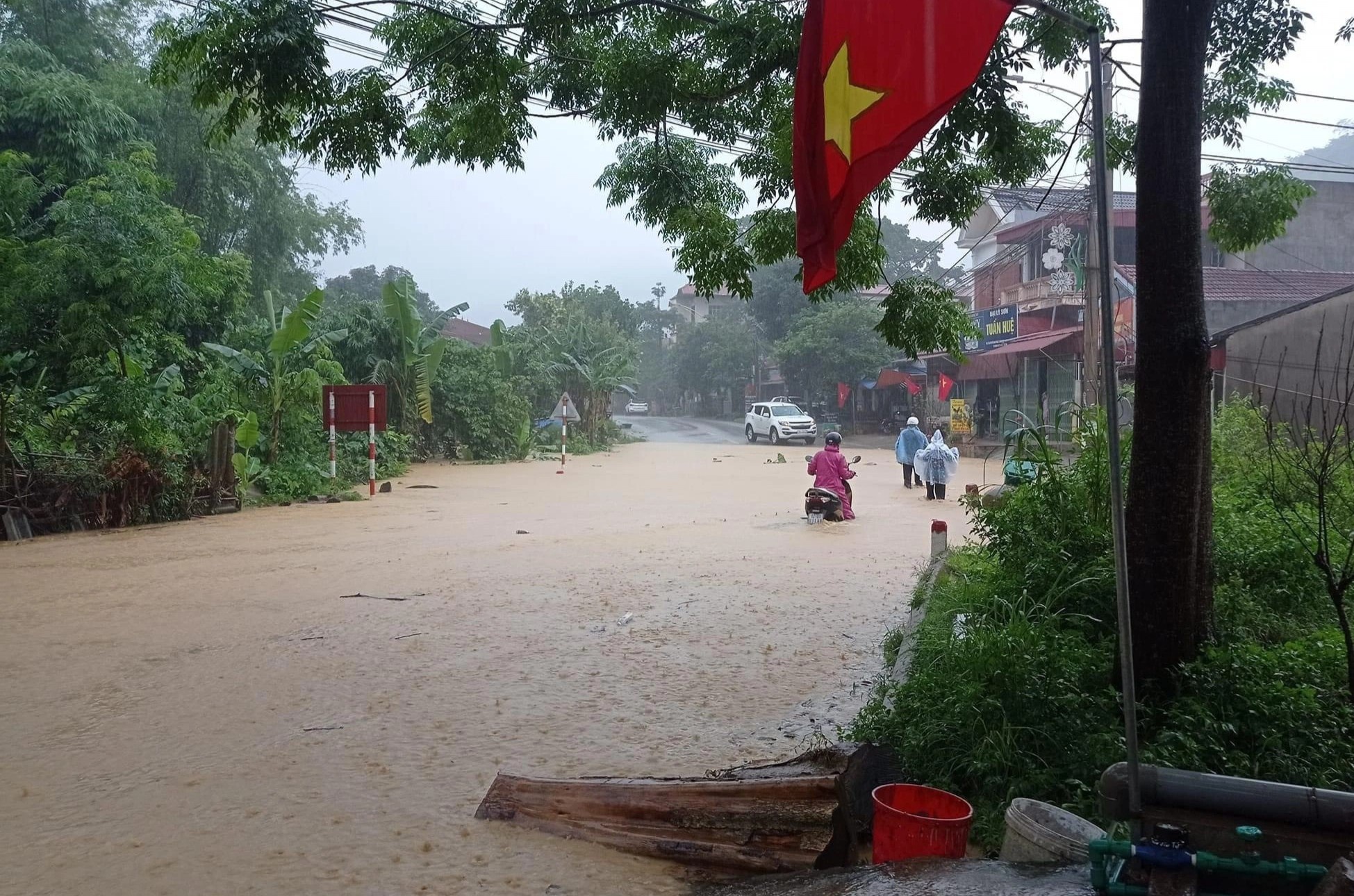 Nhiều ôtô bị nhấn chìm sau mưa lớn ở Lạng Sơn - Ảnh 3.