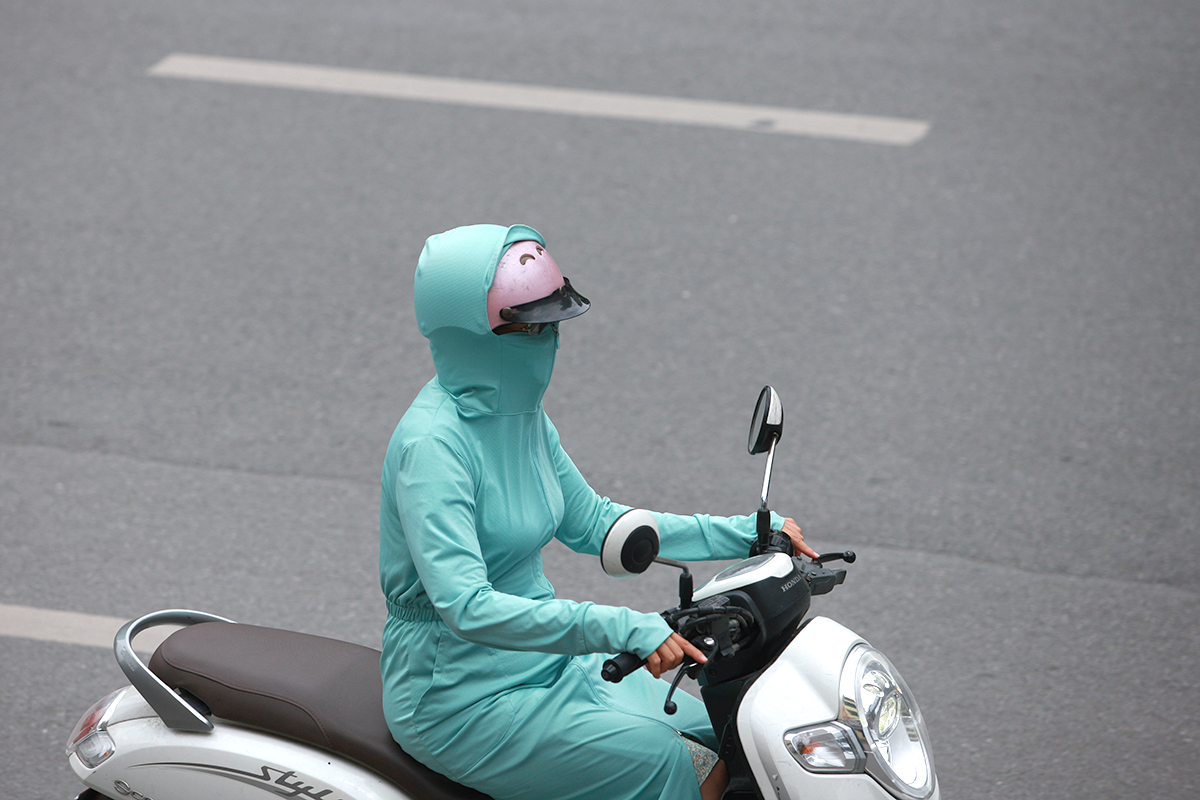 Những trang phục chống nắng kín mít cực kỳ nguy hiểm của nhiều chị em khi tham gia giao thông - Ảnh 9.