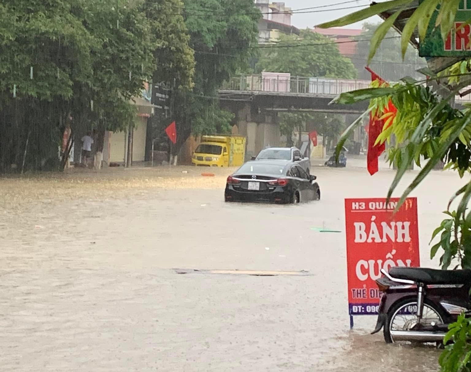 Nhiều ôtô bị nhấn chìm sau mưa lớn ở Lạng Sơn - Ảnh 1.