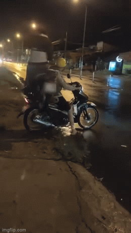 Pha cứu hộ xe c&oacute; một kh&ocirc;ng hai khiến nhiều người ng&aacute;n ngẩm: Kh&ocirc;ng biết l&agrave; cứu hay hại nhau - Ảnh 2.