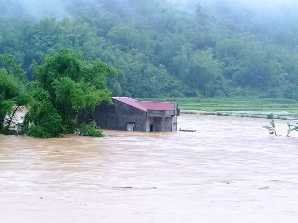 Nhiều ôtô bị nhấn chìm sau mưa lớn ở Lạng Sơn - Ảnh 4.