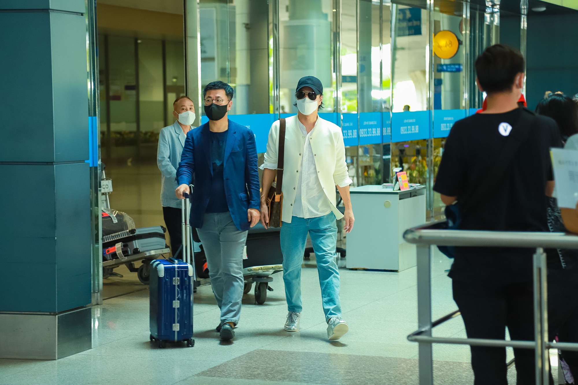 Tài tử 'Giày thủy tinh' Han Jae Suk đã đến Việt Nam, nắm chặt tay Lý Nhã Kỳ ở sân bay