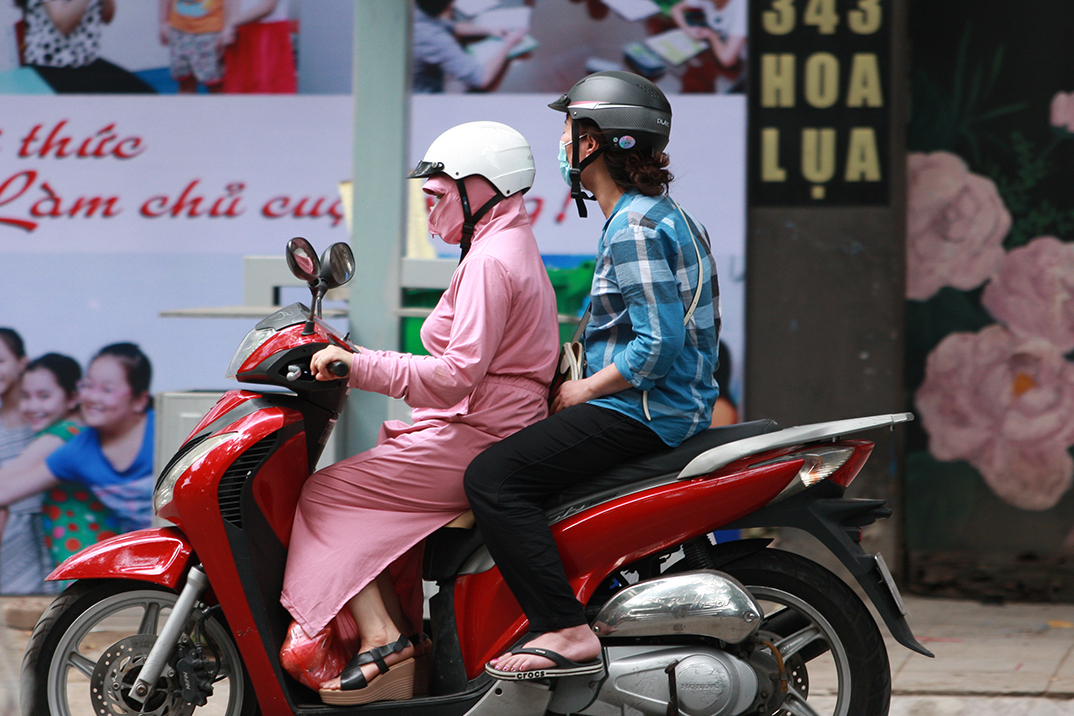 Những trang phục chống nắng kín mít cực kỳ nguy hiểm của nhiều chị em khi tham gia giao thông - Ảnh 7.