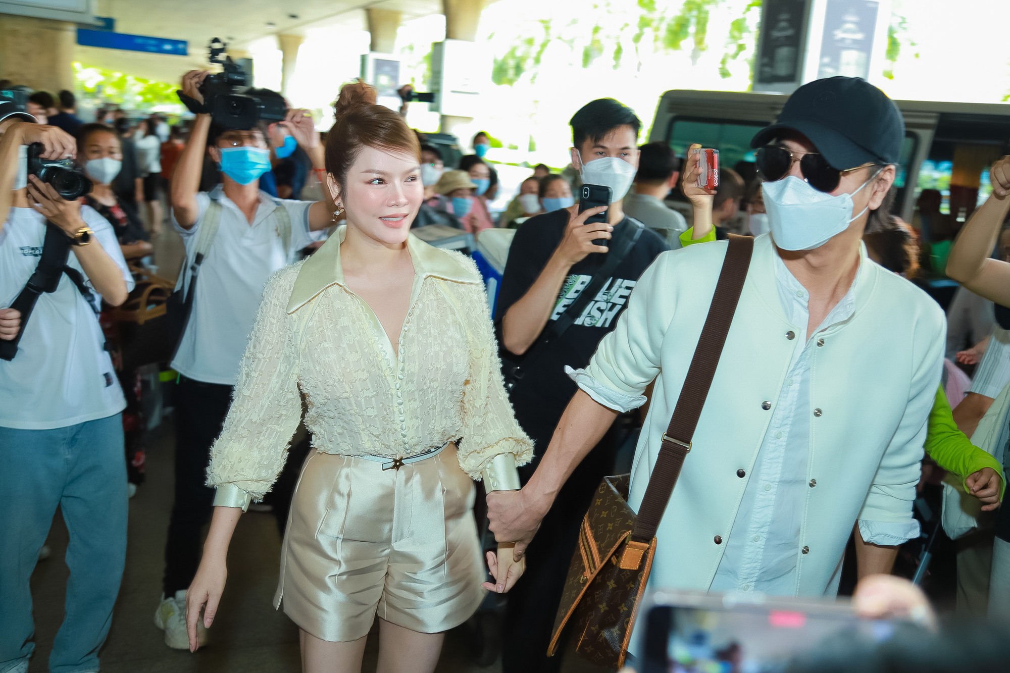 HOT: Tài tử &quot;Giày thủy tinh&quot; Han Jae Suk đã đến Việt Nam, nắm chặt tay Lý Nhã Kỳ ở sân bay - Ảnh 8.