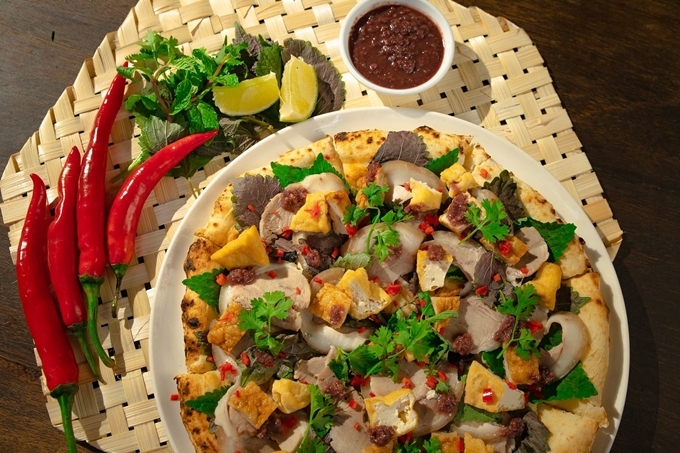 Pizza bún đậu mắm tôm gây tranh cãi trong giới ẩm thực Sài Gòn - Ảnh 1.