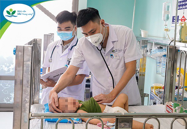 Nhiều trẻ uống nhầm dầu thắp hương nguy kịch, b&aacute;c sĩ cảnh b&aacute;o h&agrave;nh động sơ cứu khiến trẻ nặng th&ecirc;m - Ảnh 1.