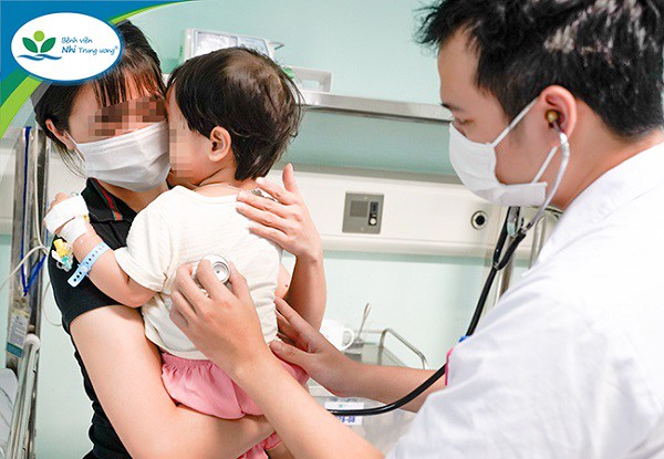 Nhiều trẻ uống nhầm dầu thắp hương nguy kịch, b&aacute;c sĩ cảnh b&aacute;o h&agrave;nh động sơ cứu khiến trẻ nặng th&ecirc;m - Ảnh 2.