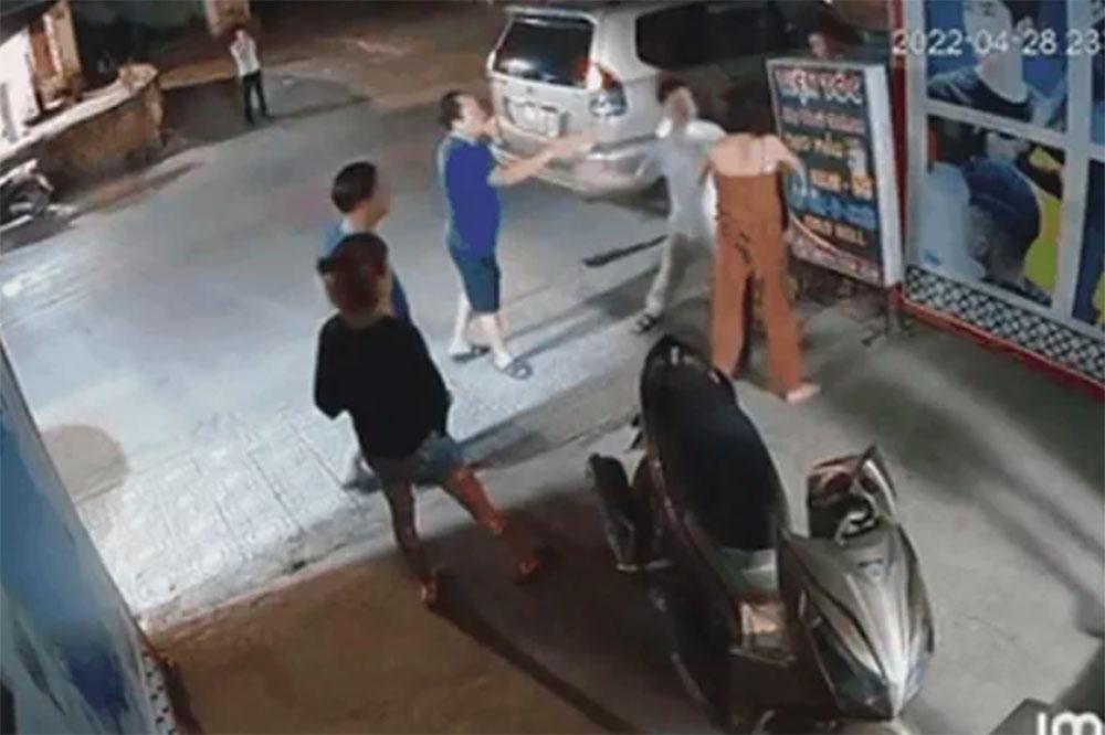 H&agrave;nh xử thiếu chuẩn mực, nhiều c&aacute;n bộ c&ocirc;ng an phải chịu kỉ luật - Ảnh 2.