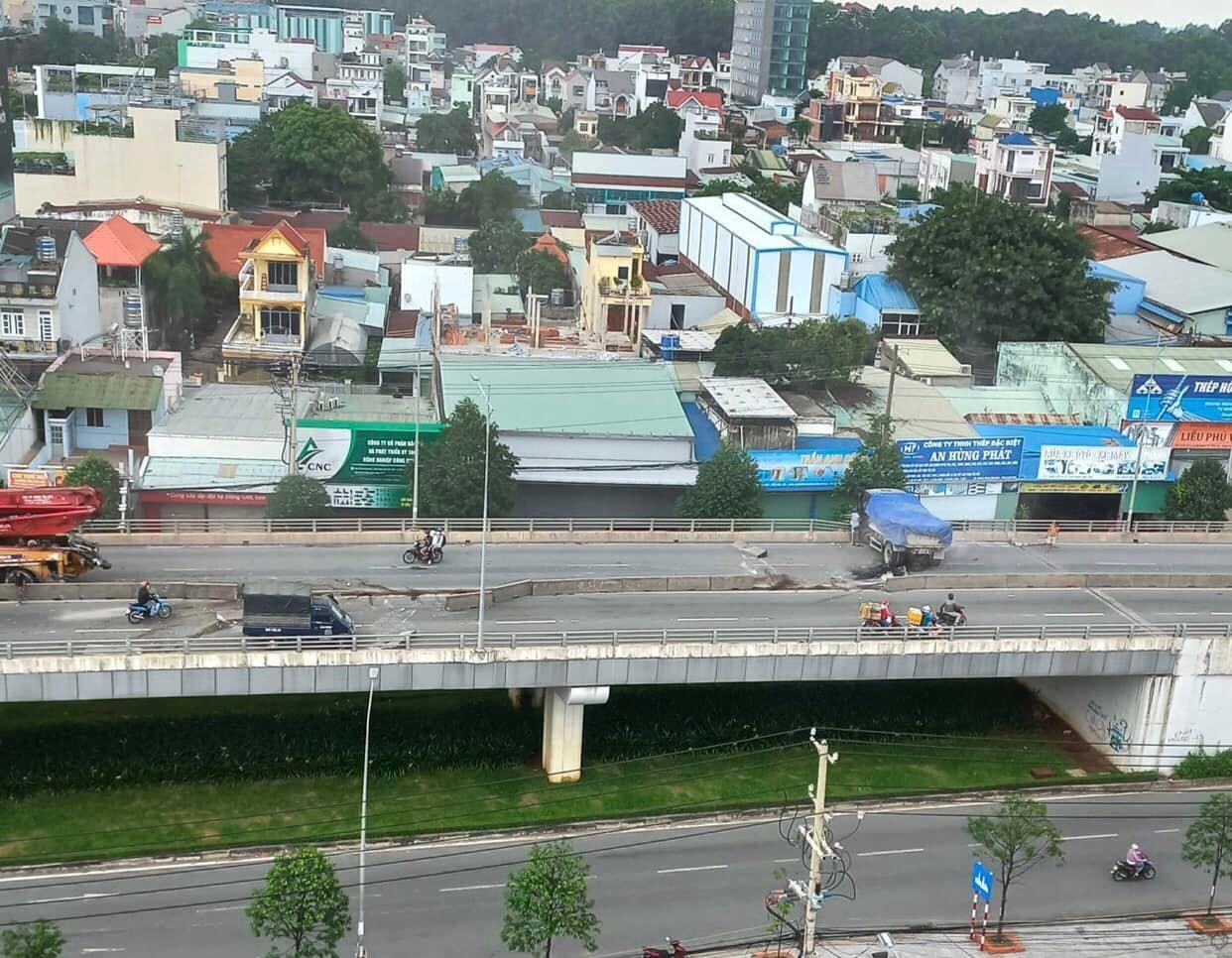 Kinh h&atilde;i xe ben su&yacute;t rơi từ cầu vượt Amata xuống đường đ&ocirc;ng phương tiện - Ảnh 1.