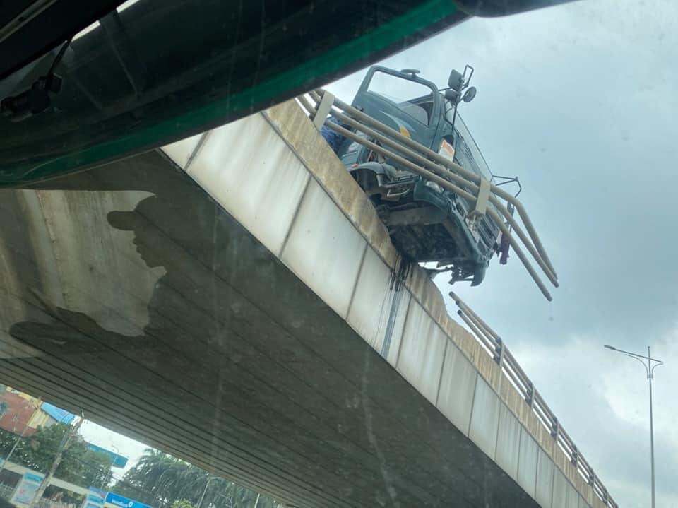 Kinh h&atilde;i xe ben su&yacute;t rơi từ cầu vượt Amata xuống đường đ&ocirc;ng phương tiện - Ảnh 2.