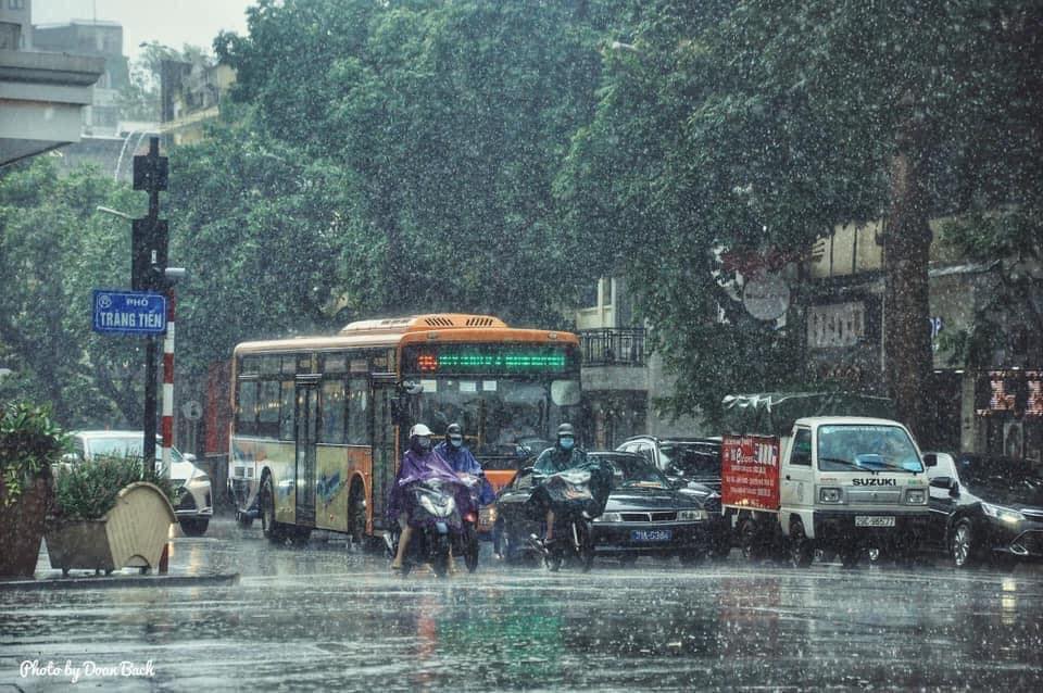 Mây kéo đến đen kịt bầu trời, mưa như trút xuống trung tâm Hà Nội - Ảnh 8.