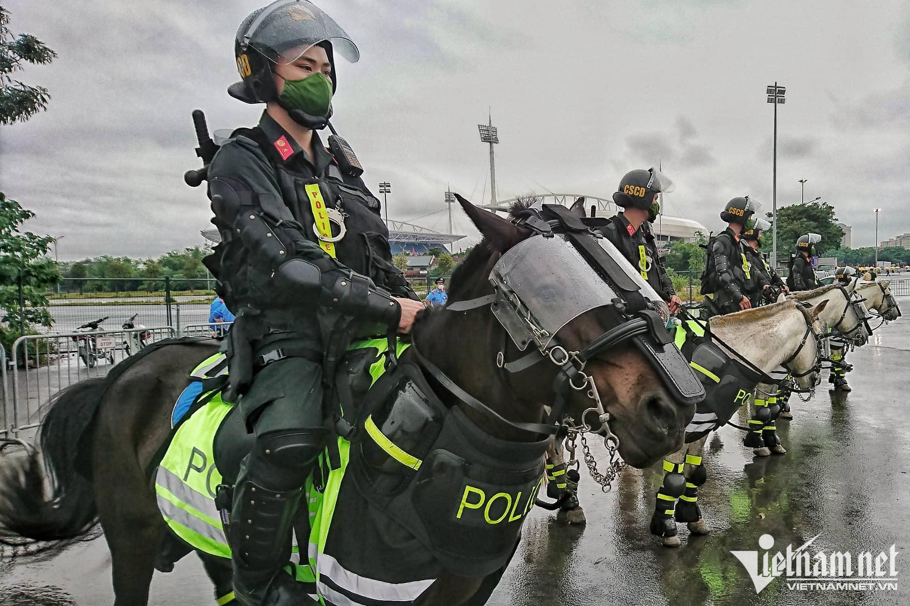Cảnh sát cơ động kỵ binh, đặc nhiệm xuất quân bảo vệ lễ khai mạc SEA game 31 - Ảnh 2.