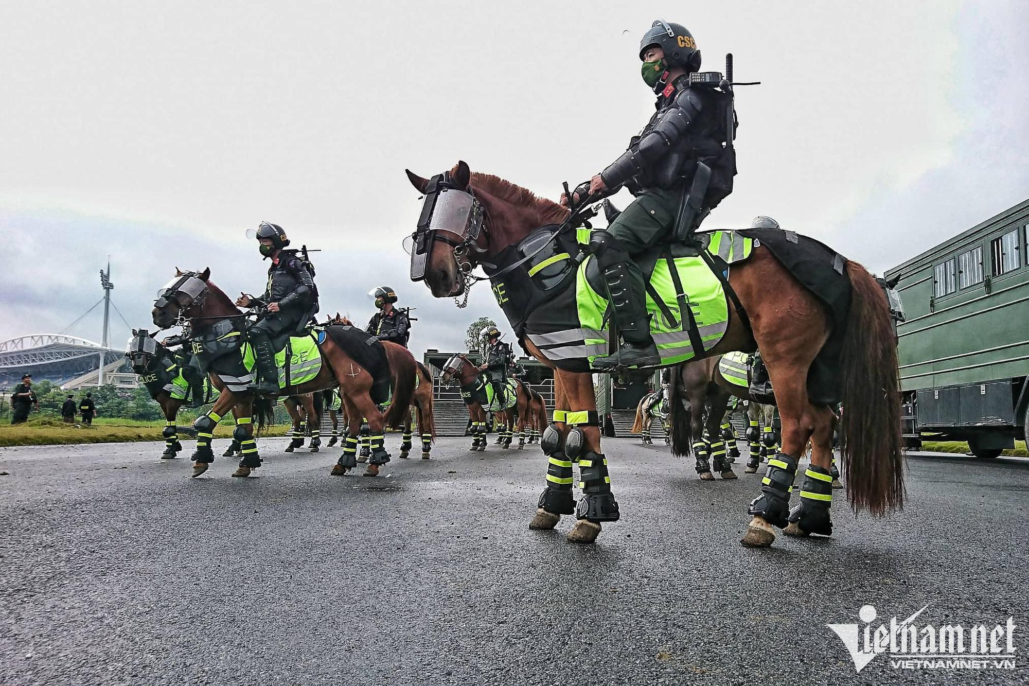 Cảnh sát cơ động kỵ binh, đặc nhiệm xuất quân bảo vệ lễ khai mạc SEA game 31 - Ảnh 1.