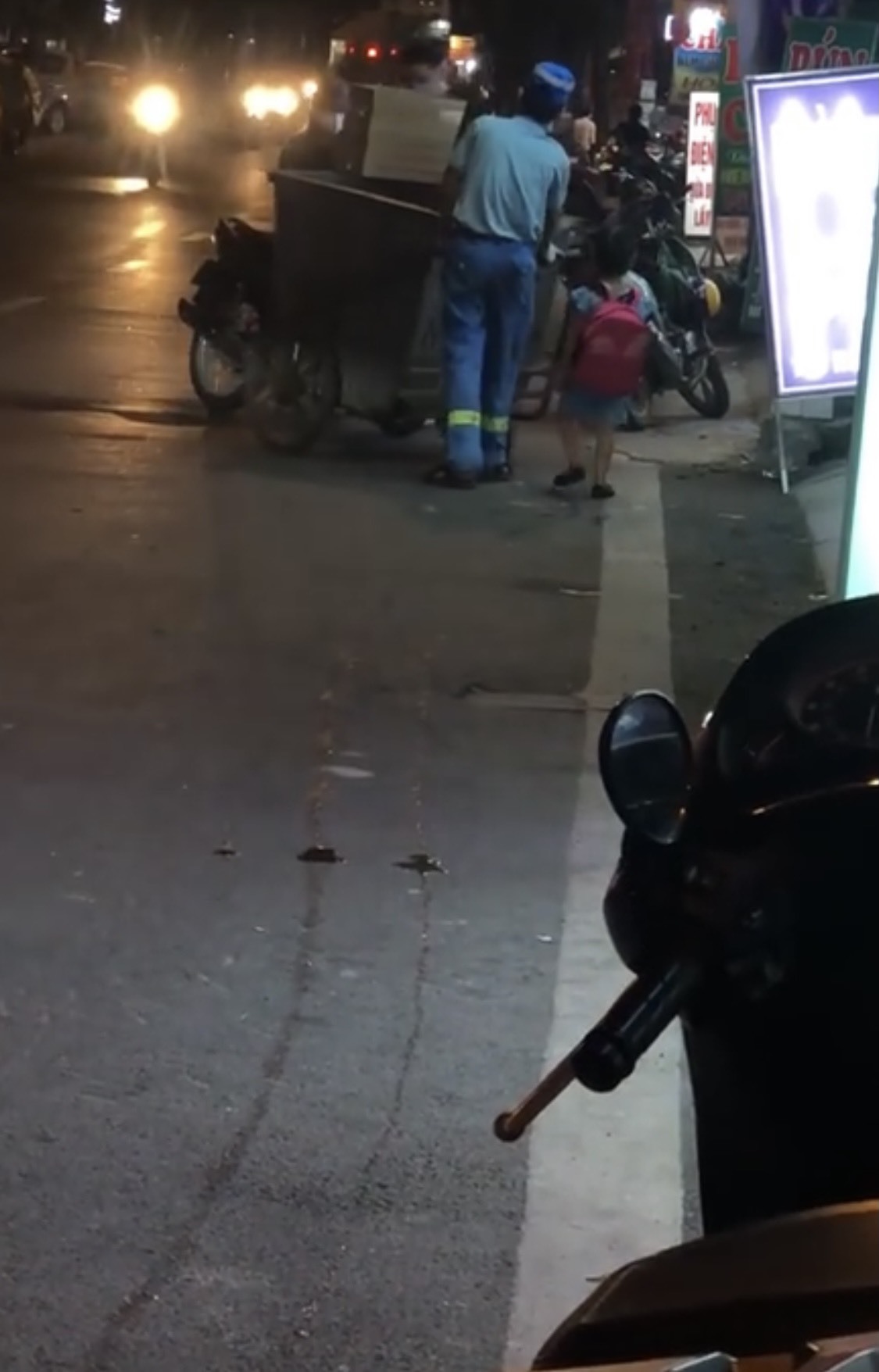 Bé gái 4 tuổi lẽo đẽo theo người bố lao công đi gom rác ở Hà Nội gây xúc động - Ảnh 4.
