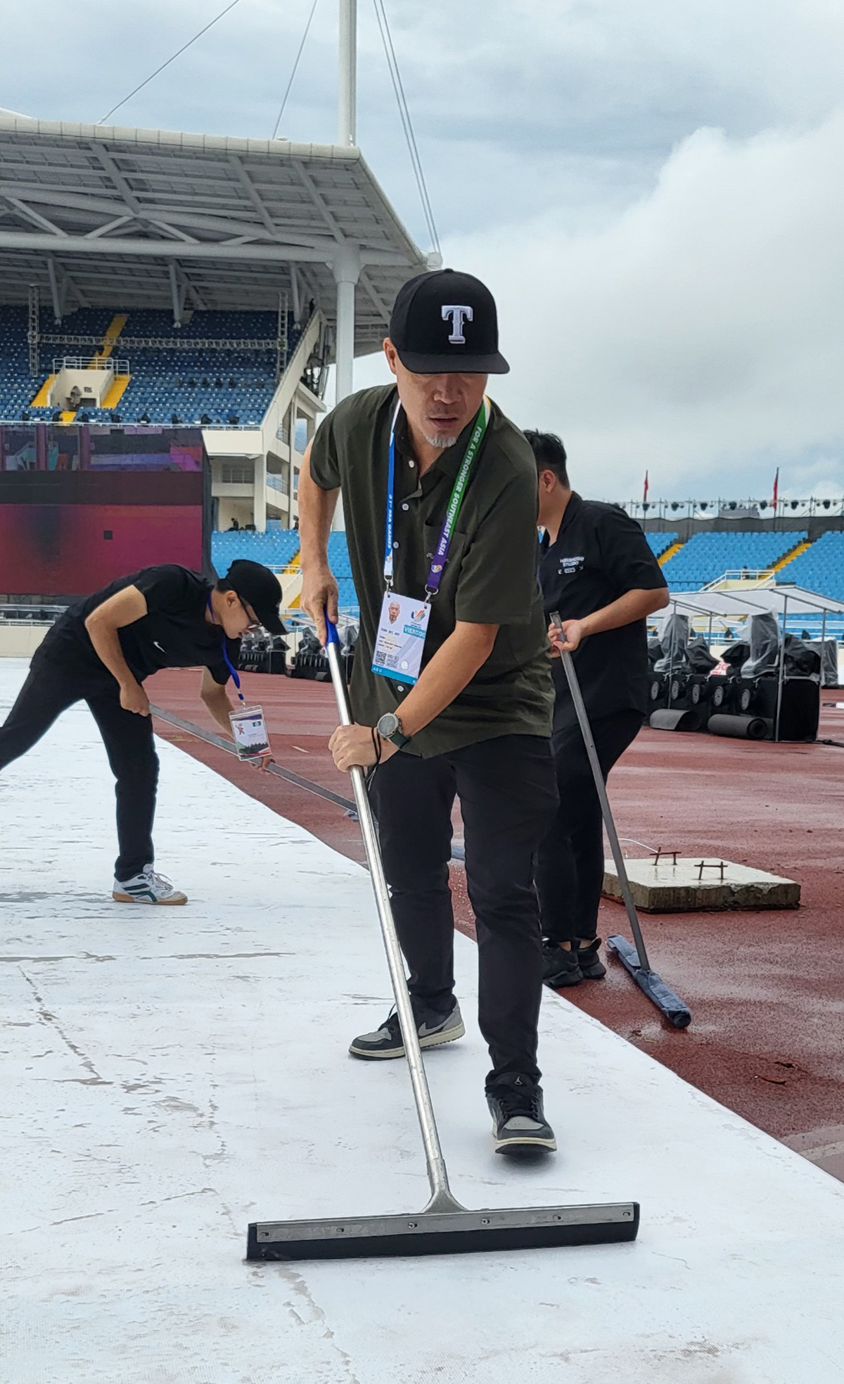 Nhạc sĩ Huy Tuấn dọn dẹp s&acirc;n khấu trước lễ khai mạc SEA Games - Ảnh 1.