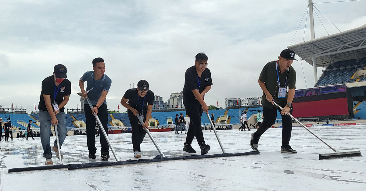 Nhạc sĩ Huy Tuấn dọn dẹp s&acirc;n khấu trước lễ khai mạc SEA Games - Ảnh 2.