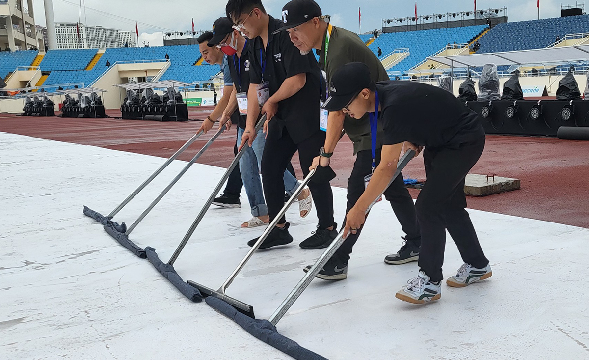 Nhạc sĩ Huy Tuấn dọn dẹp s&acirc;n khấu trước lễ khai mạc SEA Games - Ảnh 3.