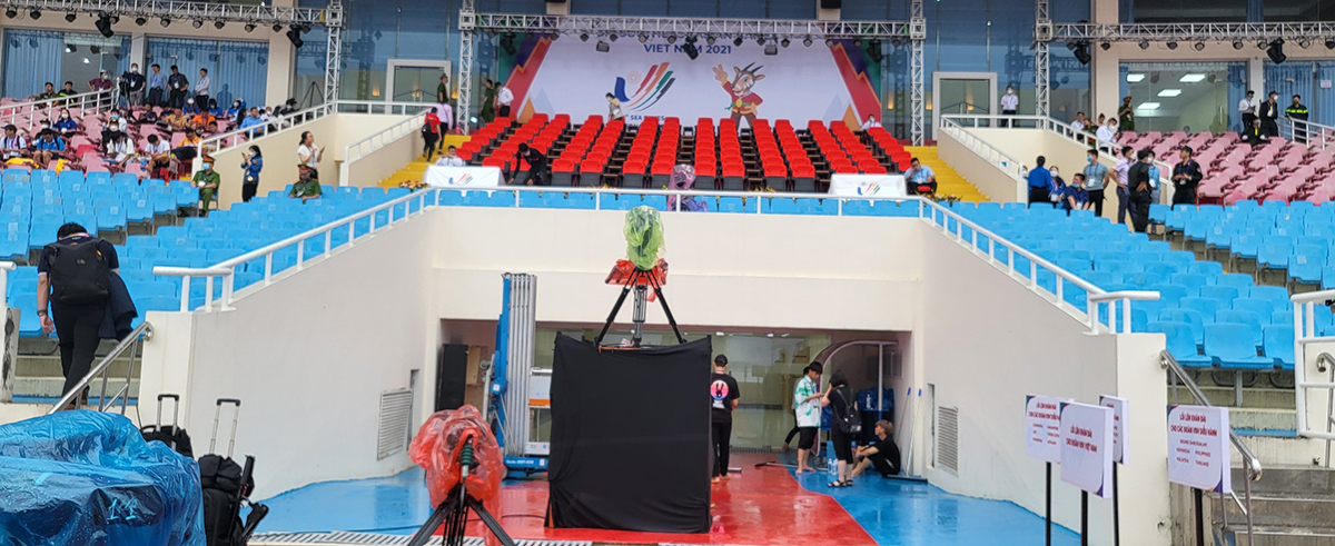 Nhạc sĩ Huy Tuấn dọn dẹp s&acirc;n khấu trước lễ khai mạc SEA Games - Ảnh 4.