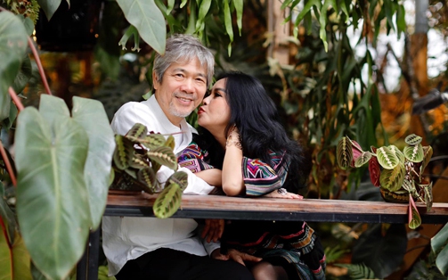 Ngắm ảnh tình tứ của Thanh Lam và chồng bác sĩ: Phụ nữ tuổi nào khi được yêu cũng đẹp rực rỡ