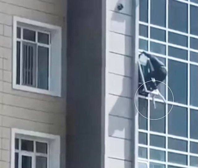 Nghẹt thở giây phút &quot;người hùng&quot; cứu bé gái 3 tuổi treo lơ lửng ngoài cửa sổ tầng 8 - Ảnh 2.