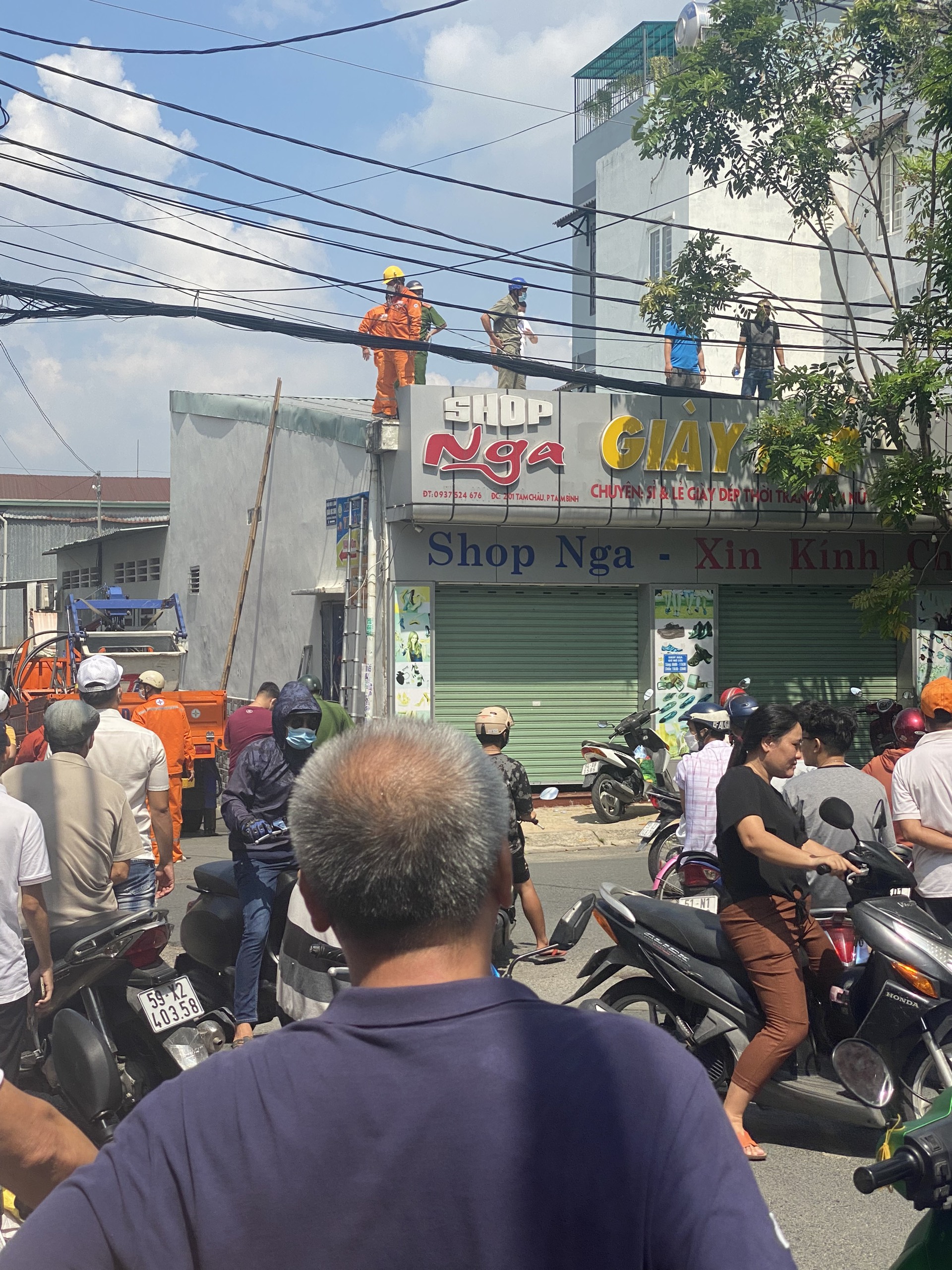 TP Thủ Đức: L&ecirc;n m&aacute;i nh&agrave; tỉa c&agrave;nh c&acirc;y, người đ&agrave;n &ocirc;ng tử vong thương t&acirc;m - Ảnh 2.