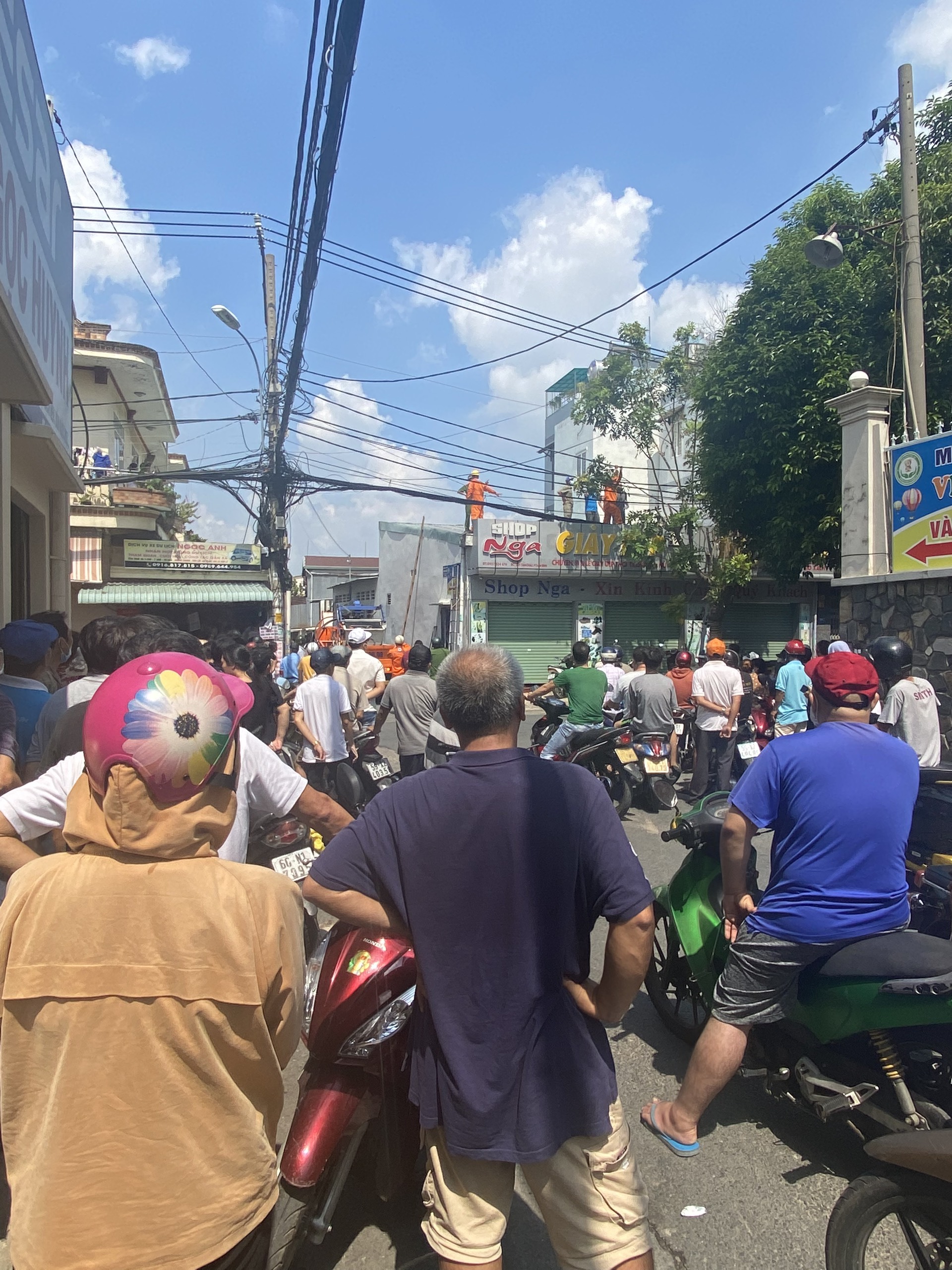 TP Thủ Đức: L&ecirc;n m&aacute;i nh&agrave; tỉa c&agrave;nh c&acirc;y, người đ&agrave;n &ocirc;ng tử vong thương t&acirc;m - Ảnh 1.